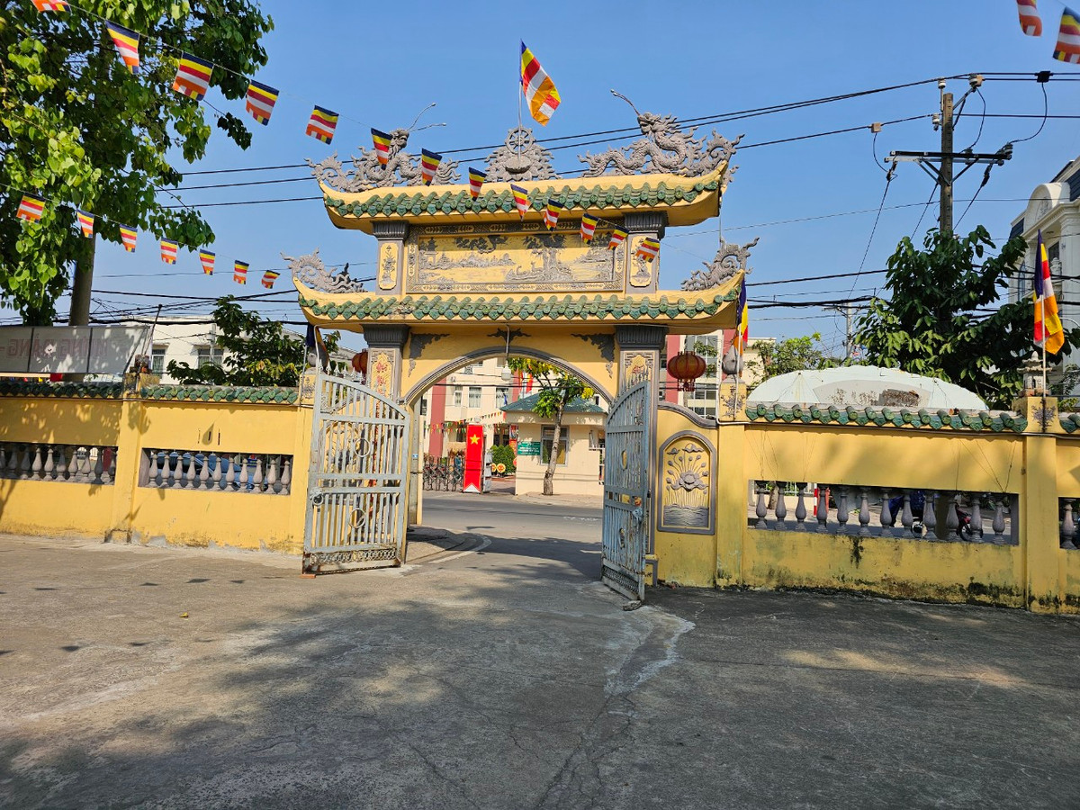 Mặt tiền chùa quay theo hướng Tây Bắc nhìn ra sông Đồng Nai. Giữa sân trước chùa là một cây bồ đề lớn, do Hòa thượng Đinh Tông trồng vào ngày rằm tháng 11 năm Kỷ Mão (1939) và pho tượng Phật Quan âm Nam Hải đứng trên tòa sen. Bên tả và phía sau là khu vườn rộng trồng cây trái, bên hữu là khu bảo tháp với nhiều mộ tháp của các vị trụ trì viên tịch.