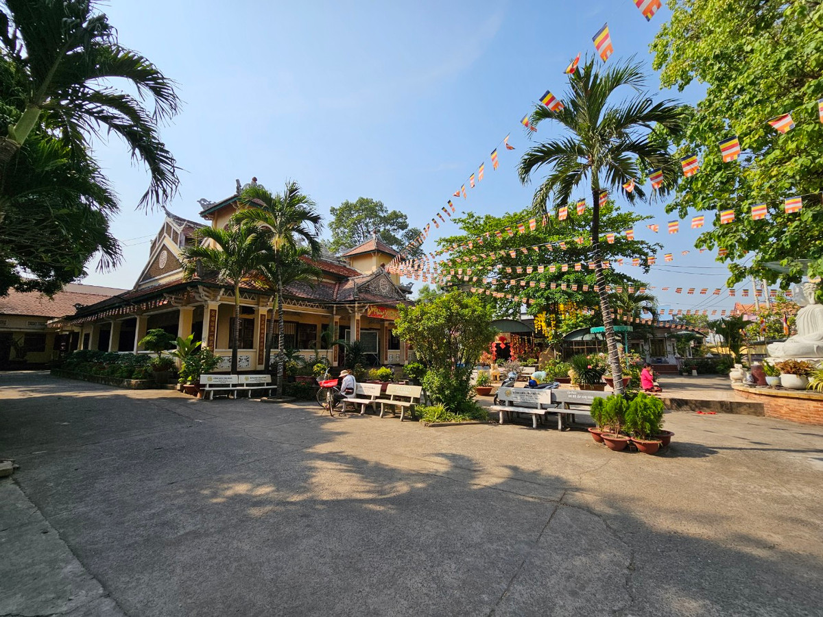 Phía trước có bàn thờ Hộ Pháp và Tiêu Diện. Hai bên hông có bàn thờ Thập điện Minh Vương, bàn thờ Già Lam và bàn thờ Đạt Ma. Bàn thờ Tổ ở sau điện Phật, thờ tượng Đạt Ma tổ sư cùng di ảnh, linh vị chư tổ.