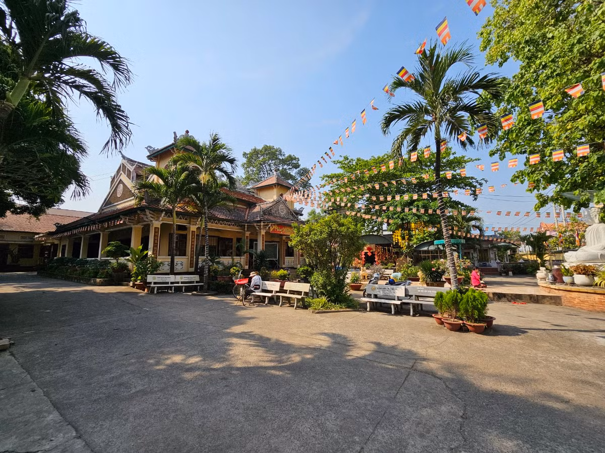 Phía trước có bàn thờ Hộ Pháp và Tiêu Diện. Hai bên hông có bàn thờ Thập điện Minh Vương, bàn thờ Già Lam và bàn thờ Đạt Ma. Bàn thờ Tổ ở sau điện Phật, thờ tượng Đạt Ma tổ sư cùng di ảnh, linh vị chư tổ.