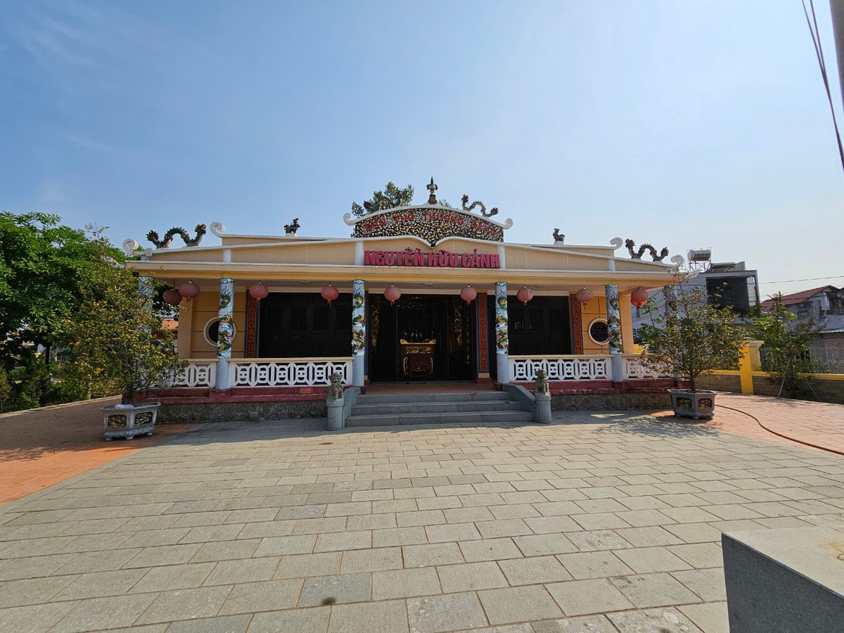 Nguyễn Hữu Cảnh xuất thân từ một gia đình danh tướng, là người văn võ song toàn, được chúa Nguyễn tin yêu và trọng vọng. Ông lập Đại bản doanh ở Cù lao Phố (Hiệp Hòa ngày nay). Sau đó biến đất Đồng Nai thành huyện Phước Long và xây dinh Trấn Biên, đánh dấu bước ngoặt quan trọng trong lịch sử vùng đất này. Sau những chiến công lớn, ông mất vào năm 1700 và được tưởng nhớ bằng một ngôi mộ vọng.