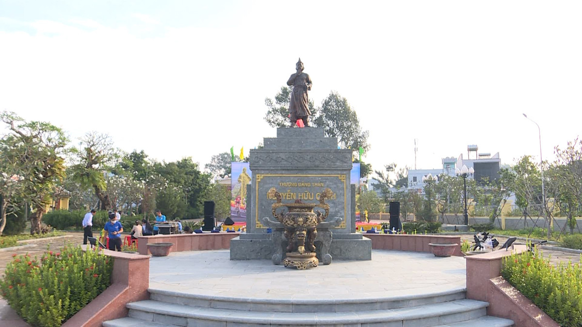 Đền thờ Nguyễn Hữu Cảnh là một trong số ít di tích ở Biên Hoà còn lưu giữ được sắc thần, trong đó ghi rõ họ tên, chức tước vinh hiển, thứ bậc thượng đẳng thần của vua ban phong cho Nguyễn Hữu Cảnh. Hai cửa khắc chìm hàng chữ Hán với nội dung nói về đền thờ Bình Kính, công lao của Nguyễn Hữu Cảnh đối với vùng đất Biên Hoà - Đồng Nai.