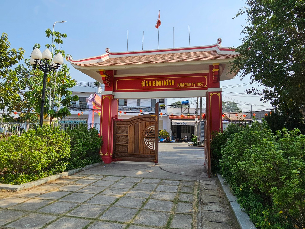 Từ thành phố Biên Hoà theo hướng quốc lộ I qua cầu Rạch Cát, rẽ vào bên trái khoảng 200 mét là đến đền thờ Nguyễn Hữu Cảnh. Đền tọa lạc trên một khu đất rộng, bên tả của nhánh sông Đồng Nai ôm trọn Cù lao Phố (thuộc xã Hiệp Hoà, thành phố Biên Hoà). Ban đầu, đền được xây khoảng cuối thế kỷ XVIII. Sau đó được đưa vào tu sửa lần đầu vào năm 1851 và tái xây dựng lại tại vị trí hiện tại vào năm 1923.