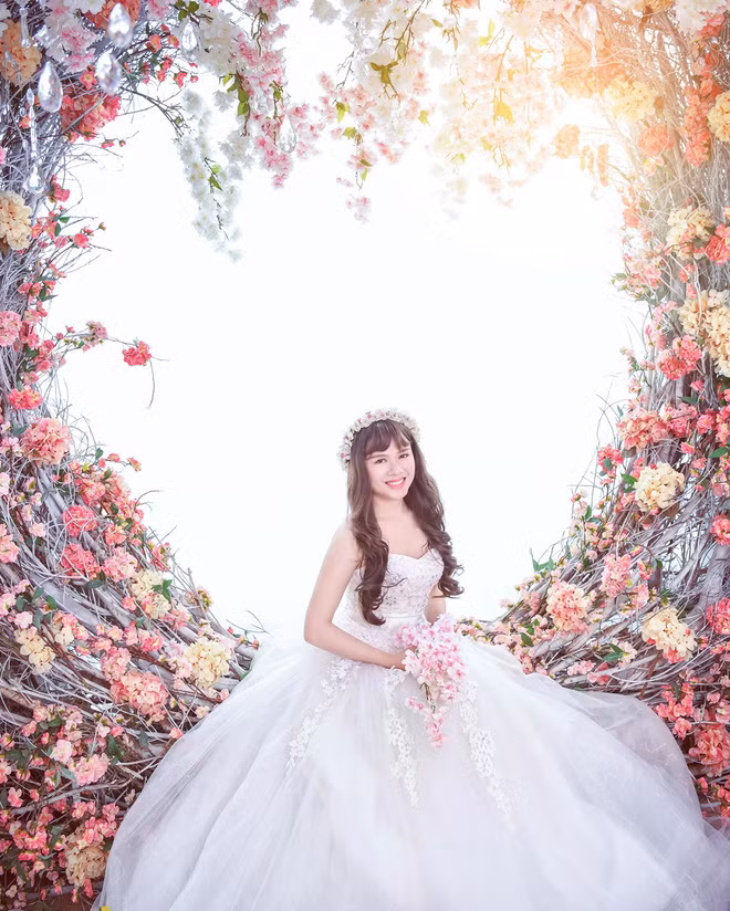 Với 9X Vĩnh Long, khi đã quyết định giả gái, đội tóc giả thì cậu sẵn sàng đối mặt với sự nhận xét của dư luận và mọi người xung quanh. Hậu thường bị người khác gọi là bê đê, khi ra đường thì bị mọi người gọi "chị ơi", "cô ơi", thậm chí có người còn đòi "khám"... Kỉ niệm đáng nhớ nhất là lần Hậu nghe được một câu nói của một người cùng phòng kí túc xá: "Nó thích thể hiện như vậy, tao không dám ở cạnh nó đâu. Làm đơn cho nó ra khỏi phòng đi". Nhưng Hậu bỏ ngoài tai hết, vì khi đã làm điều gì thì không thể cầu toàn hết mọi thứ, có người ghét nhưng cũng có người ủng hộ hết mình.