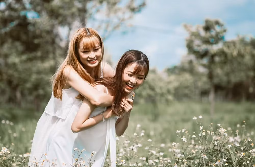 Bộ ảnh của cặp chị em xinh đẹp này nhanh chóng “đốn tim” cư dân mạng và trở thành đề tài bàn tán sôi nổi của các anh chàng. Những cử chỉ âu yếm, khoảnh khắc vui vẻ của cả hai chị em đều được ghi lại hết sức chân thật và sinh động.