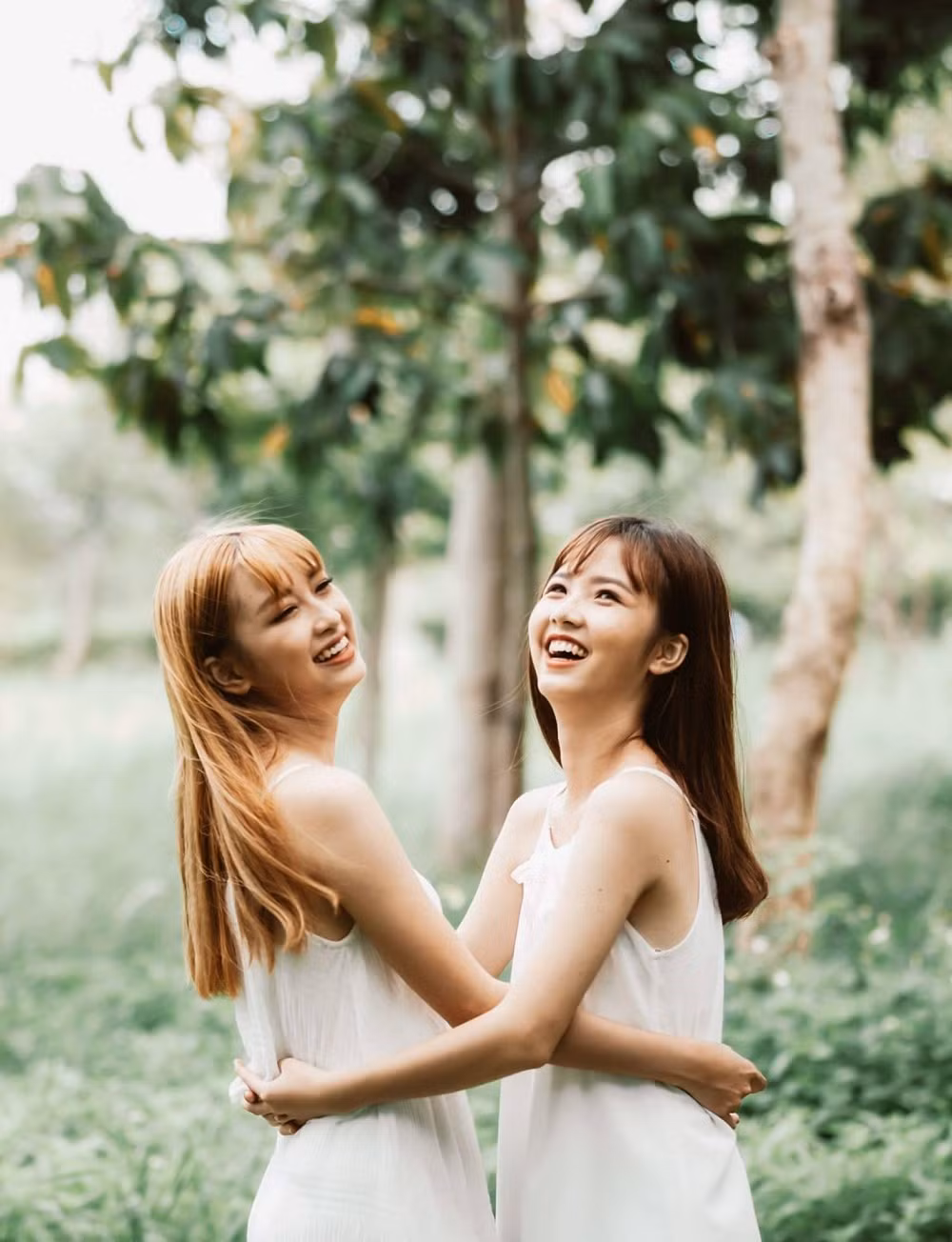 Được biết nhân vật của bộ ảnh “triệu like” này là cặp chị em ruột Phạm Ngọc Mỹ Hoài (SN 1996) và Phạm Ngọc Mỹ Tiên (SN 1998). Hiện cả hai chị em đang sinh sống và học tập tại TP Hồ Chí Minh.