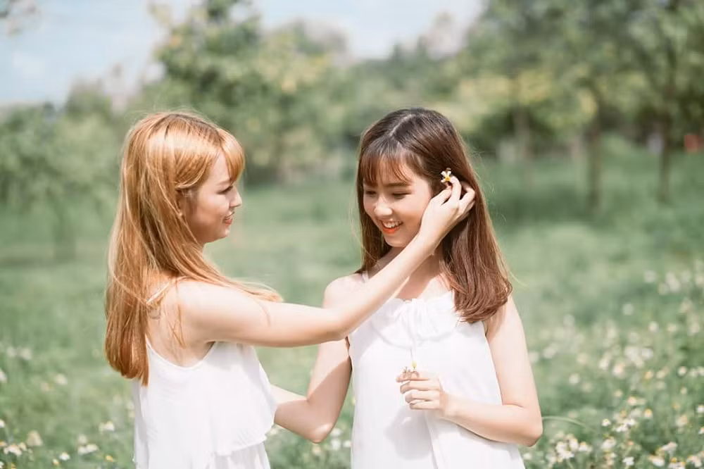 Bên cạnh vẻ ngoài xinh, gu ăn mặc của hai thiếu nữ cũng được đặc biệt quan tâm. Không chỉ đơn thuần diện đồ đôi, cặp chị em này luôn biết cách biến hóa bản thân trở cùa mình.