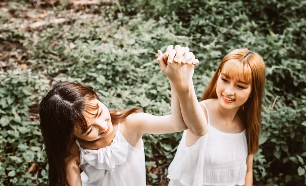 Anh nhiếp ảnh có đi chơi với hai chị em, và anh nghĩ tụi mình là đôi bạn thân nên ngỏ lời chụp một bộ ảnh chủ đề về tình bạn. Và sau khi biết tụi mình là chị em thì anh bảo rất thú vị và hứng thú chụp cho chị em một bộ ảnh. Do cả hai cũng có khá ít ảnh chung với nhau nên khi nhận lời đề nghị thì chị em mình nhanh chóng nhận lời ngay”, cô em Mỹ Tiên chia sẻ.