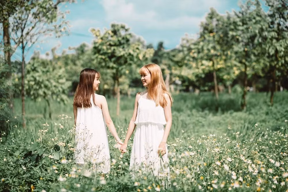 Mới đây hai chị em ruột đã lên ý tưởng thực hiện một bộ ảnh couple vô cùng đơn giản nhưng rất nghệ thuật và nhận được sự thích thú rầm rộ từ cộng đồng mạng. Trong bộ váy trăng tinh khôi, hai chị em Mỹ Hoài – Mỹ Tiên đã nhanh chóng khiến bao anh chàng phải đổ gục trước sự tươi trẻ, trong veo của mình.