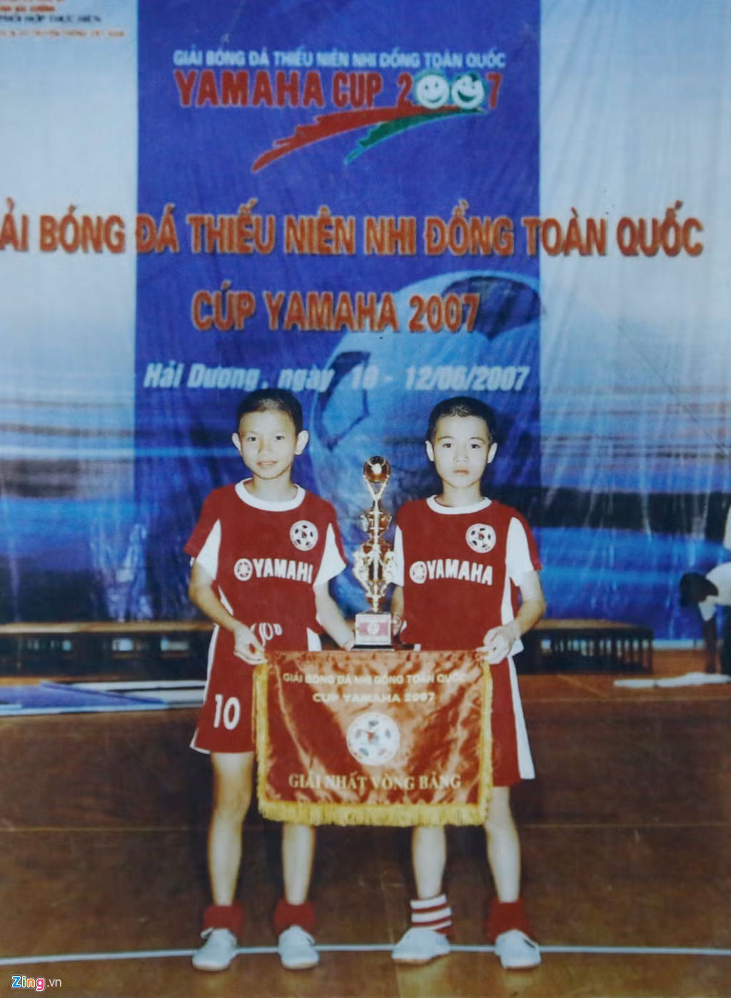 Ông Tạo kể, những ngày tập ở trung tâm bóng đá trẻ Hải Dương là thời điểm khó khăn của cầu thủ Văn Toàn. Những ngày đầu, cậu bé khóc vì nhớ nhà. Những ngày sau, cậu liên tục bị một đứa bé khác to con hơn trong đội bóng đánh vì tội dám qua người và ghi bàn. Tiền bố mẹ cho Toàn cũng bị "trấn" hết.