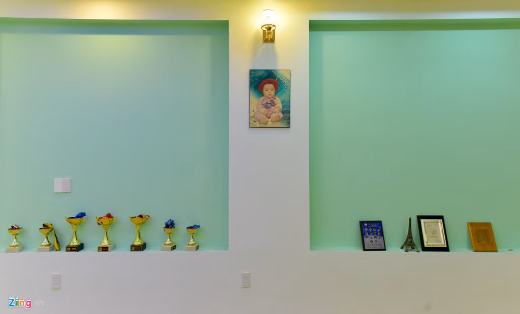 Căn nhà của ông Nguyễn Văn Tạo (bố Văn Toàn) mới được cải tạo cách đây vài tháng. Và trong căn nhà mới rộng rãi hơn, ông dành hẳn một căn phòng để trưng bày những kỷ vật của cậu con trai và cũng là phòng của Toàn mỗi khi cậu được trở về.