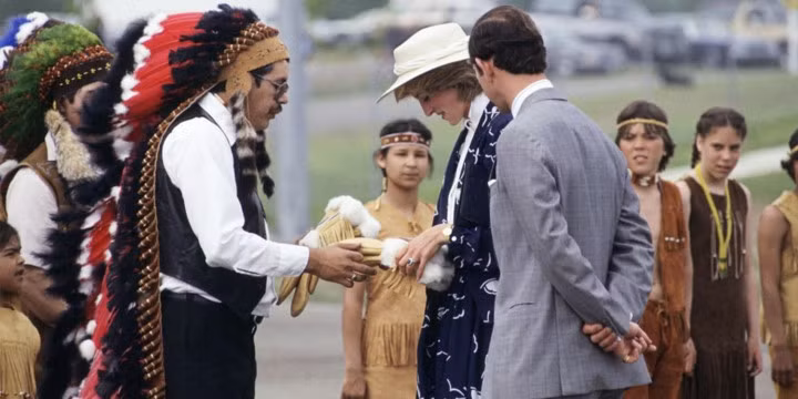 Công nương vui vẻ nhận một món quà của người dân tại Charlo, Canada vào năm 1983.