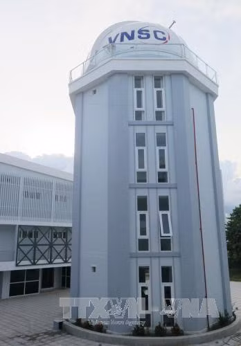 Dua vao su dung kinh thien van hien dai dau tien tai Viet Nam