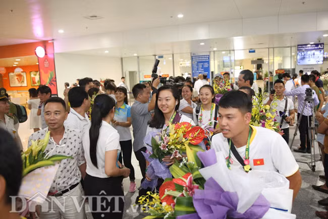 Không khí tại sảnh A1 ga Quốc tế sôi động trong ngày các người hùng trở về.