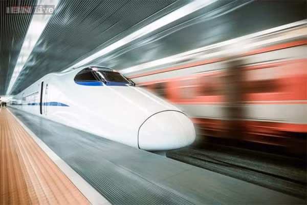 Tàu Trung Quốc chạy 13.000 km về phía Mỹ: Trung Quốc có kế hoạch xây dựng tuyến đường sắt dài 13.000 km để chở hàng đến Mỹ qua đường hầm xuyên Thái Bình Dương. Tuyến đường này bắt đầu từ Trung Quốc, có thể đi qua Siberia, Eo biển Bering, Alaska và Canada trước khi đến Mỹ. Dự kiến khi đưa vào sử dụng, tàu chở hàng có thể chạy với tốc độ 350 km/giờ, cho phép hành khách đi từ Trung Quốc đến Mỹ trong chưa đầy 2 ngày.