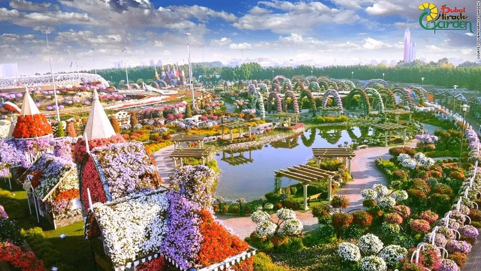 Vườn đóng cửa từ tháng 6 tới tháng 9, khi nhiệt độ trung bình ở Dubai lên tới hơn 40 độ C.