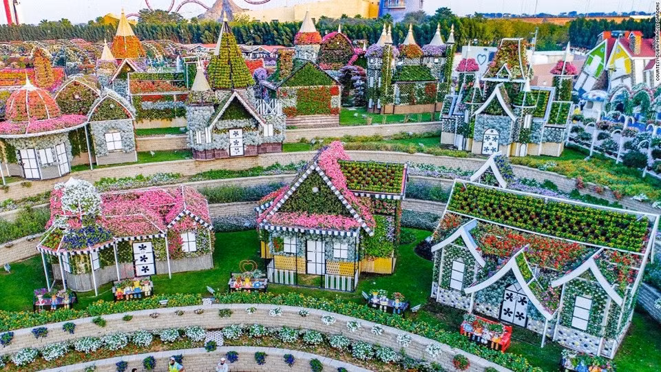 Các khu vực ấn tượng khác của khu vườn là kim tự tháp hoa, nhà hoa và một chiếc Ferrari cũng được tạo từ hoa tươi.