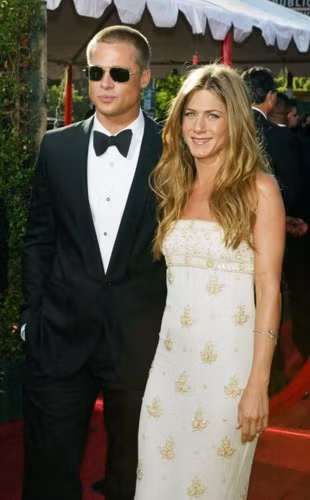 Sau khi chia tay với Brad Pitt năm 2005, Jennifer Aniston đã cho rằng Brad "đứt dây thần kinh xấu hổ": "Brad không hề có phản ứng gì cả. Anh ấy đối mặt với tôi một cách thản nhiên. Sau đó anh mới thừa nhận, anh ấy đã cố gắng làm điều đó chứ không phải anh ấy không có cảm giác ngại ngùng", Jenniffer chia sẻ với Vanity Fair.