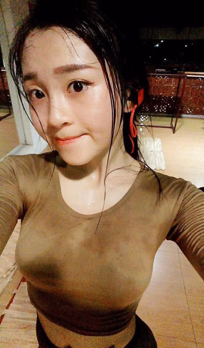 Cô nàng sexy và quyến rũ muôn phần trong bộ đồ tập gym bó sát, cả gương mặt lẫn mái tóc ướt nhẹp mồ hôi. Những hình ảnh vừa khỏe khoắn lại vừa gợi cảm thế này khiến người nhìn mê mẩn.