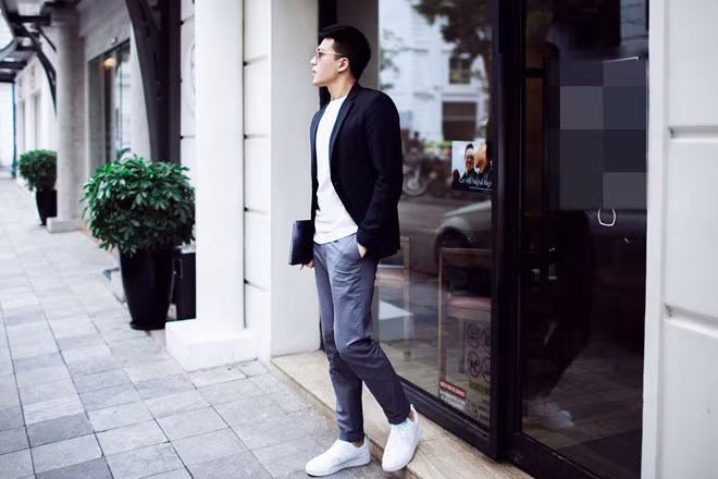 Đẹp trai không thua kém tài tử lại rất giỏi nghề nhưng hiện tại, chàng “nam thần áo trắng” vẫn còn lẻ bóng. Anh chia sẻ, bản thân muốn tập trung nhiều hơn vào sự nghiệp để nâng cao trình độ chuyên môn, có những bước tiến xa hơn trong sự nghiệp.