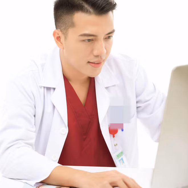 “Nhanh như một cơn gió”, danh tính của anh đã được tìm ra. Đó là Cao Duy (sinh năm 1984, phó trưởng khoa Phẫu thuật tạo hình của một bệnh viện tư tại Hà Nội).