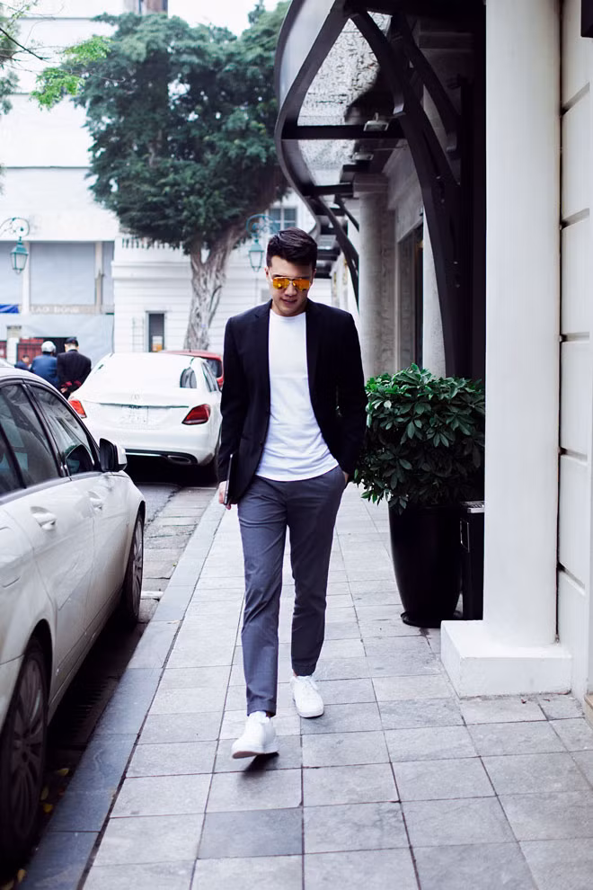 Thế nhưng, dường như chàng bác sĩ sản khoa này đã có đối thủ mới khi gần đây, một chàng trai “blouse trắng” điển trai khác đang được dân mạng săn đón. Sở hữu chiều cao lý tưởng – 1m82, gương mặt đẹp, nụ cười hút hồn, phong cách ăn mặc thời thượng như ngôi sao điện ảnh, những hình ảnh của chàng bác sĩ này một lần nữa khiến phái đẹp liêu xiêu.