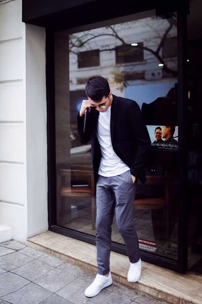 Trên Facebook cá nhân, anh chàng thường xuyên xuất hiện với hình ảnh đẹp long lanh, phong cách thời trang trẻ trung. Nụ cười thân thiện chính là điều làm nên sức hút của chàng trai được mệnh danh là “nam thần áo trắng” này.