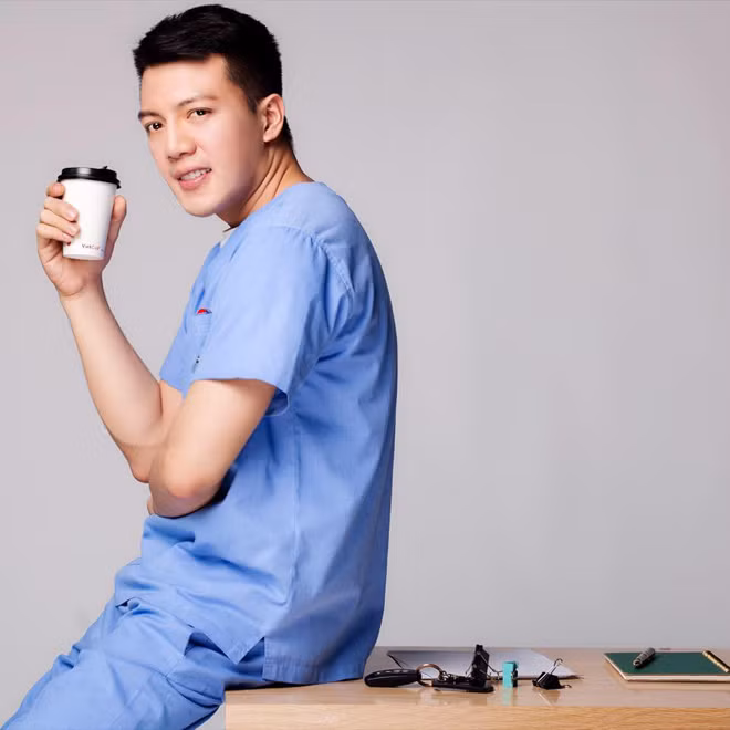 Cao Duy tự nhận mình là người yêu cái đẹp. Ngoài những giờ bận rộn bên dao kéo, thuốc men, ống truyền… anh chàng dành nhiều thời gian chăm chút đến vẻ bề ngoài.