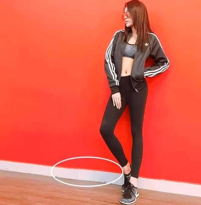 Phía chân tường một lần nữa bị lõm vào.