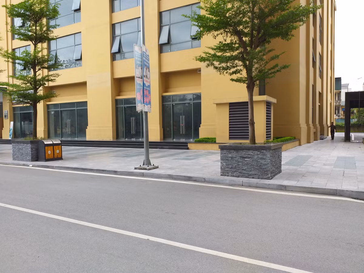 Ha Noi: Chau be bi choi roi vao dau o chung cu New Horizon City‎