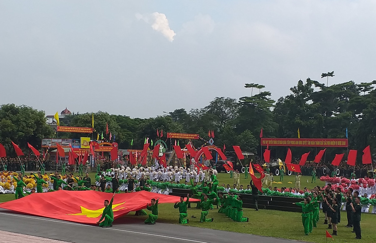 Dai dien Lien hiep cac Hoi KH&KT VN du le ky niem 70 nam Ngay truyen thong Su doan 308