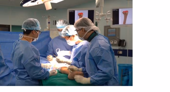 Lần đầu tiên thay thành công xương khớp nhân tạo in 3D cho bệnh nhân khuyết tật 18 năm - Hình 2 Lan dau tien thay thanh cong xuong khop nhan tao in 3D cho benh nhan khuyet tat 18 nam-Hinh-2