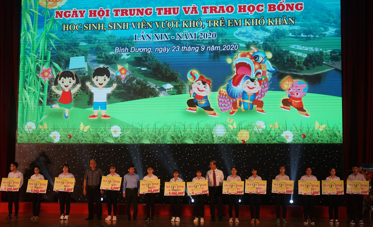 Chung tay mang Trung thu am ap den cho tre em, hoc sinh co hoan canh kho khan-Hinh-3