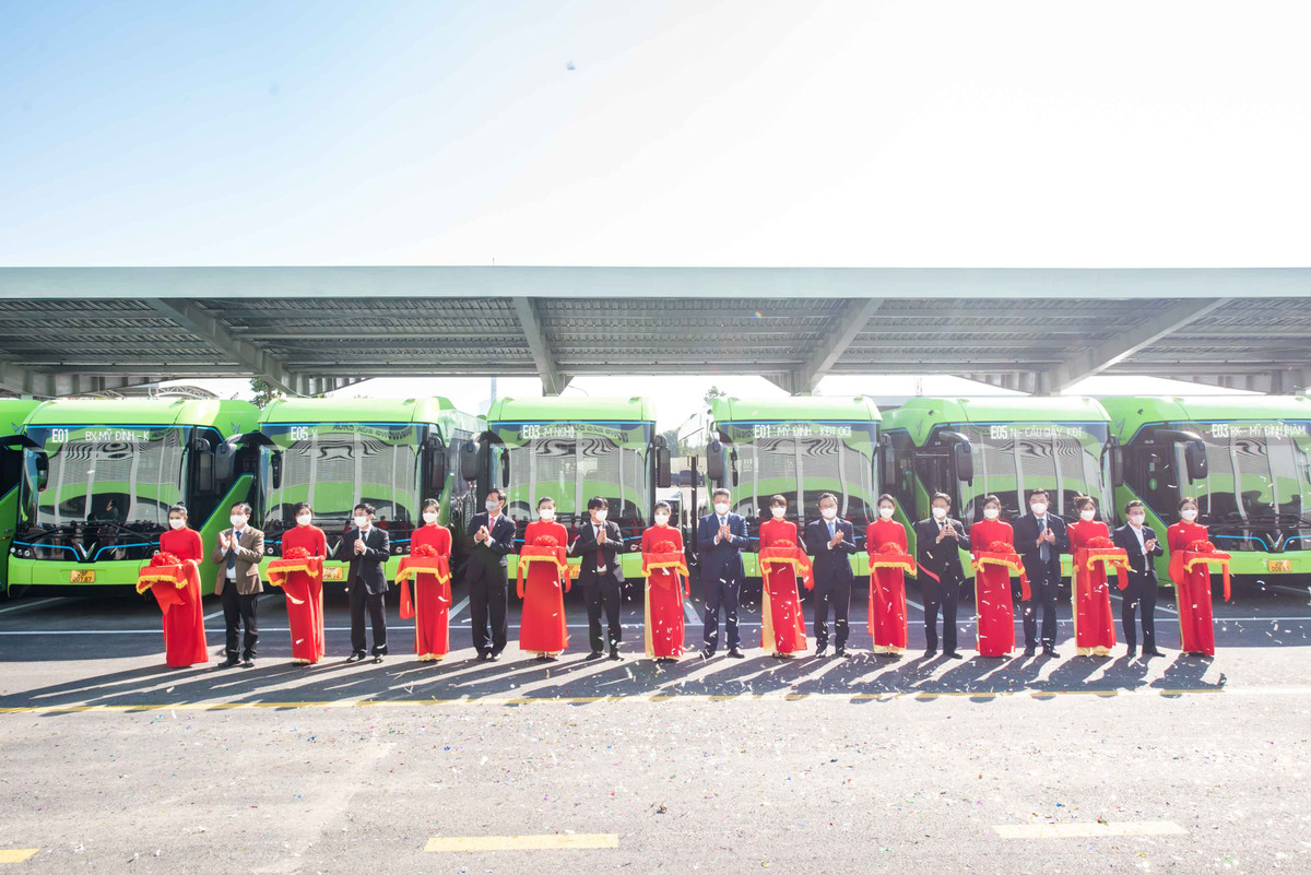 Xe buyt dien VinBus chinh thuc tham gia mang luoi van tai cong cong Ha Noi-Hinh-3