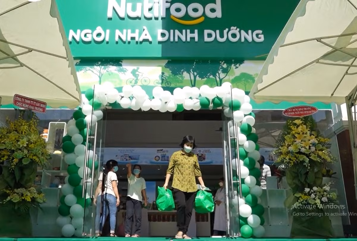 Nutifood trao tận tay khách hàng giải pháp dinh dưỡng của các chuyên gia Nutifood trao tan tay khach hang giai phap dinh duong cua cac chuyen gia