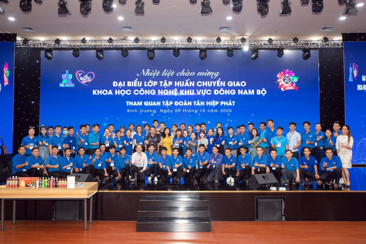Doan dai bieu lop tap huan chuyen giao KHCN khu vuc DNB tham quan va giao luu tai Tap doan Tan Hiep Phat
