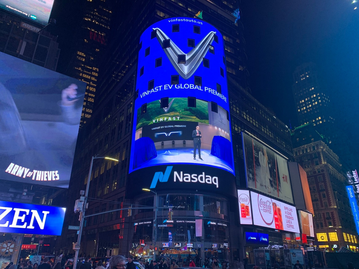 Tu hao hinh anh VinFast toa sang tren Quang truong Thoi dai New York
