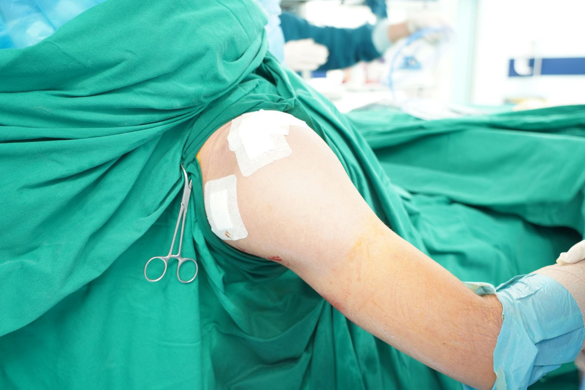 Ca phau thuat chan thuong vai cua thu mon Van Toan thanh cong tot dep-Hinh-2