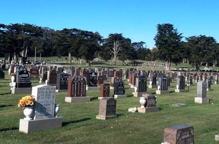 Bắt đầu từ năm 1901, những ngôi mộ chôn cất ở San Francisco đều được quy tập ở thị trấn Colma.