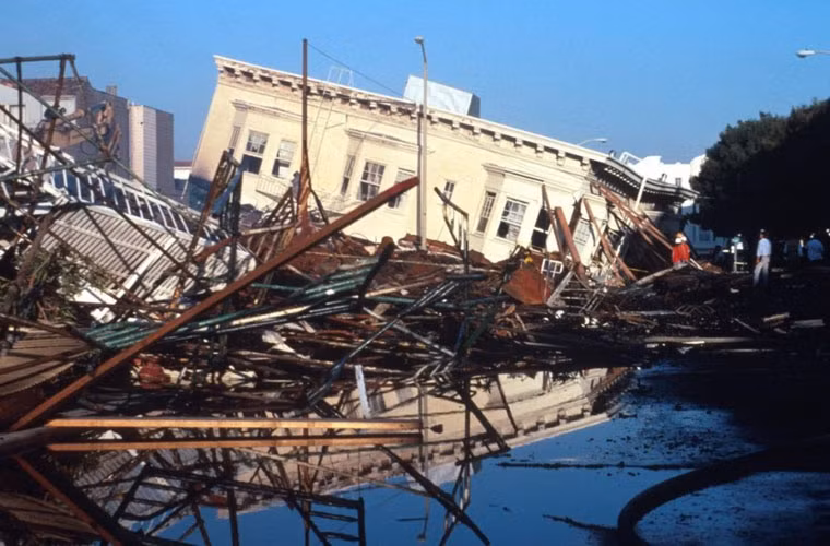Hunters Point, Marina và Mission Bay là các khu xây dựng trên các đống rác thải. Thực ra, những bãi rác độc hại đó đã được chuyển đổi mục đích để xây dựng nhà ở và cải thiện sức khỏe người dân.