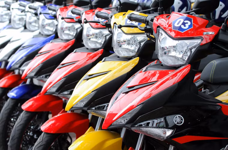 Cho đến nay, Yamaha dám tự tin tuyên bố rằng ở phân khúc của xe côn tay phổ thông, Exciter 135 chưa có đối thủ. Phiên bản Exciter 150 vừa ra mắt lại khiến đối thủ lại càng “choáng” hơn. Các đối thủ trong phân khúc này có lẽ chỉ kể đến Suzuki Raider, nhưng dường như Raider vẫn còn ở khá xa