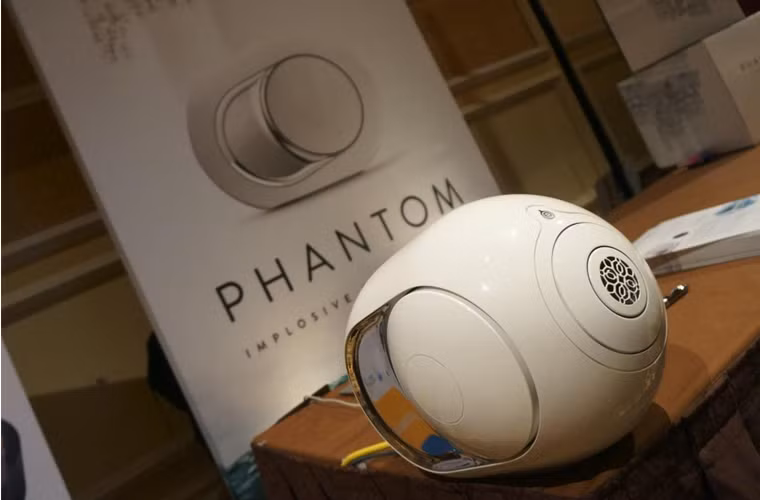 Các dòng loa loại này được hứa hẹn sẽ cho chất âm tốt hơn loa Bluetooth tiêu chuẩn. Loa không dây và multi-room trưng bày tại CES 2015 có mức giá giao động rộng từ siêu rẻ đến siêu mắc. Sau đây là những sản phẩm nổi bật nhất tại triễn lãm. Dòng loa Devialet Phantom nằm ở tầm siêu mắc với giá từ 1999 USD. Chiếc loa xa xỉ, có kích thước bằng quả túc cầu cho chất âm trầm hoàn toàn đáng giá với đồng tiền bỏ ra.