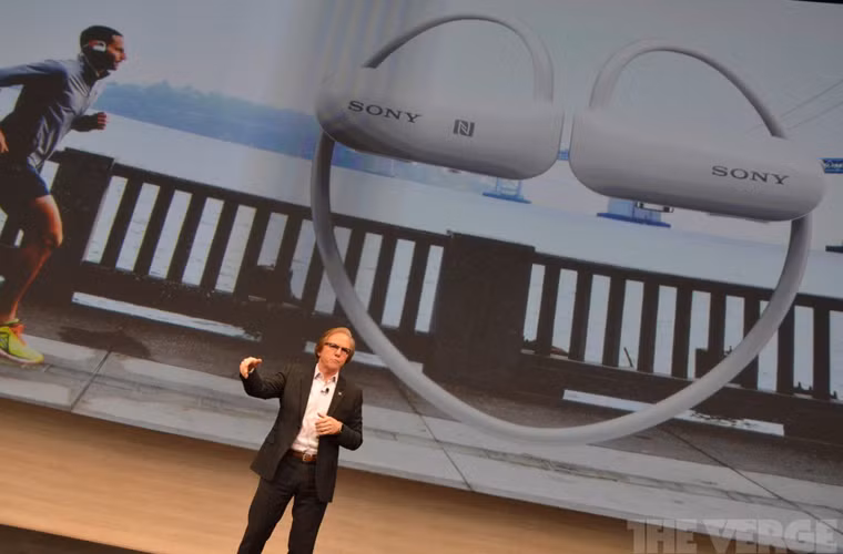 Tai nghe Smart B-Trainer cho phép tập thể thao không cần đem theo smartphone. Sản phẩm được tích hợp trình chơi nhạc, ứng dụng theo dõi sức khoẻ và định vị GPS, sẽ cổ vũ bạn rất nhiều trong lúc tập luyện. Chiếc mũ bảo hiểm công nghệ thực tế ảo tên Morpheus đang rất được mong đợi vẫn chưa được tiết lộ trong dịp này. Hi vọng thông tin về sản phẩm sẽ được hé lộ trong hội thảo chuyên đề game E3 Gaming Conference sắp tới.