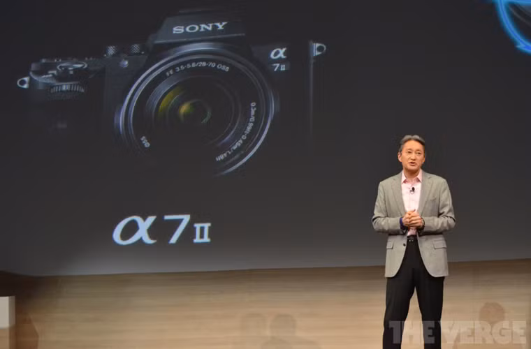 Máy ảnh không gương lật (mirrorless camera) Alpha 7II sẽ được trang bị hệ thống ổn định hình ảnh quang học cách tân, cho phép các loại máy ảnh dạng này đạt được những hình ảnh vượt trội. Sony cũng giới thiệu hệ thống 4D Focus, giúp chụp các vật thể chuyển động nhanh tốt hơn. Những dòng máy ảnh Alpha trong tương lai gần sẽ tương thích với khoảng 64 loại ống kính rời và hệ thống lấy tiêu cự mới.