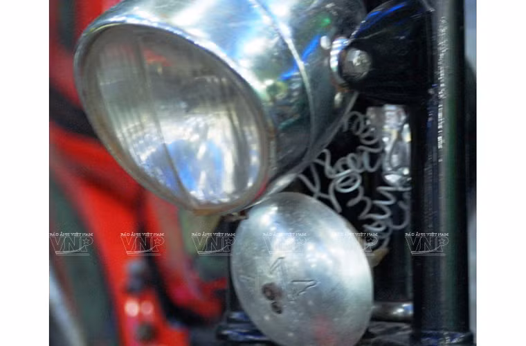 Anh Lâm Văn Tấn ở Hóc Môn, Tp. Hồ Chí Minh được sách kỷ lục Guiness Việt Nam công nhận là “Người sưu tầm dòng xe gắn máy cổ hai thì nhiều nhất Việt Nam”. Ngoài những chiếc xe hiệu Mobylette, anh còn sở hữu dàn xe của các thương hiệu khác như: Vélo solex, Sachs, Gobel.... Bộ sưu tập xe cổ của anh có hơn 40 chiếc Mobylette.