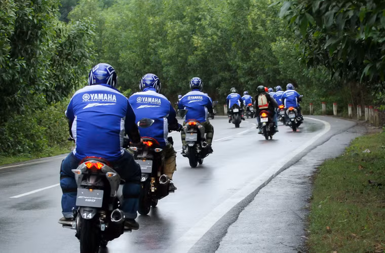 Exciter 150 sử dụng hệ thống phun xăng điện tử và có bướm ga thiết kế mới nên nhạy hơn. Ở số 1, bạn chỉ cần nhích ga là chiếc xe chồm lên, không bị trễ ga như phiên bản đời trước dùng bộ chế hoà khí Exciter 150 nhạy ga hơn và cũng “hỗn” theo kiểu đặc trưng của Yamaha. Côn của Exciter 150 vẫn nhẹ như các bản trước và xe chuyển số khá êm