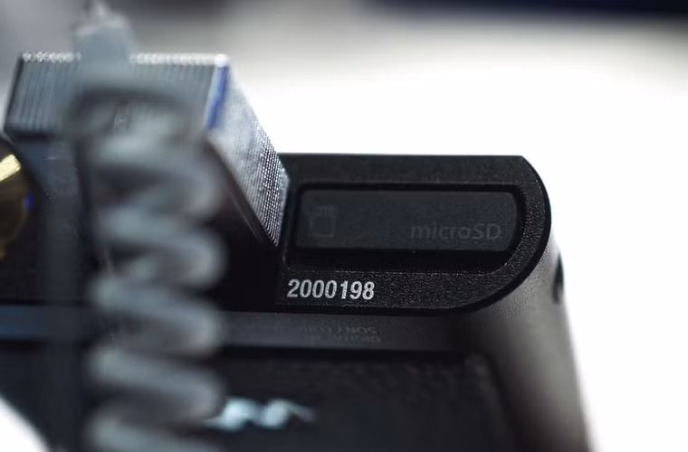 Cận cảnh khe cắm thẻ nhớ microSD