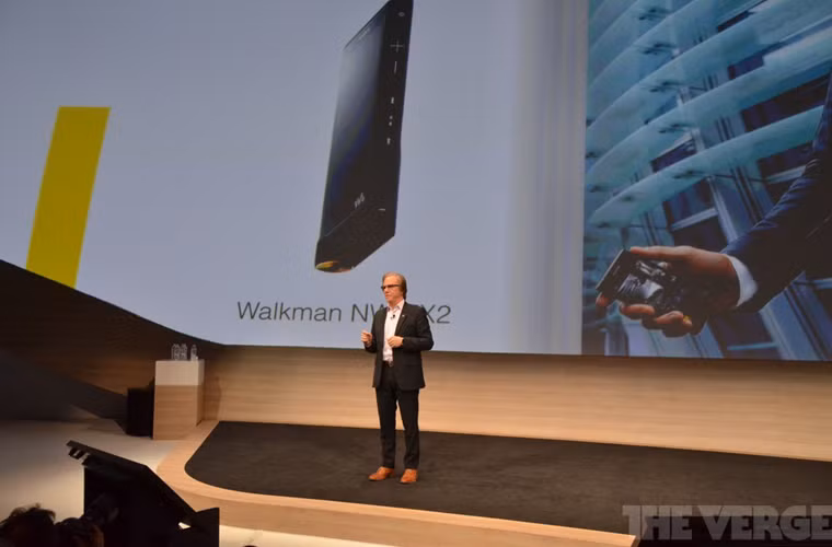 Máy chơi nhạc Walkman NW-ZX2 sẽ hỗ trợ đầy đủ âm thanh chất lượng cao và chạy hệ điều hành Android 4.2. Máy cho chất âm tốt nhất có thể từ bất kì nguồn nhạc nào, nhờ vào công nghệ đặc biệt DSEE HX.