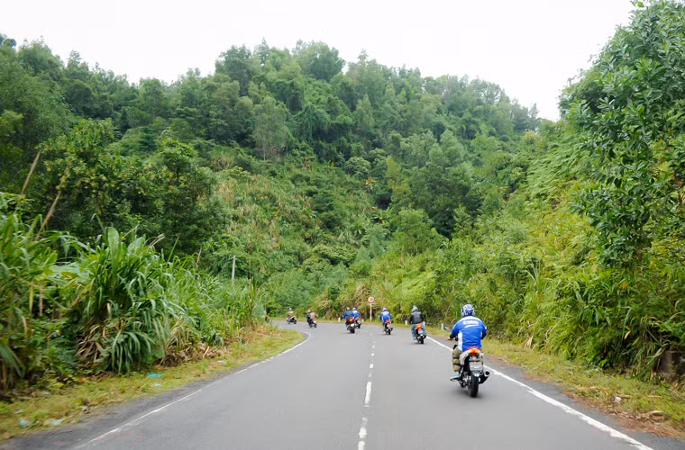 Công suất mạnh hơn và mô-men xoắn lớn hơn giúp Exciter 150 leo đèo khá nhẹ nhàng, đặc biệt là khi chạy đơn. Trên đường trường và địa hình đèo, xe vẫn chạy ngọt ở số 4 và vượt qua các khúc cua, hiếm khi phải về số 3 hoặc 2. Lúc cần tăng tốc nhanh thì số 3 vẫn đáp ứng tốt, cả khi cần vượt xe cùng chiều