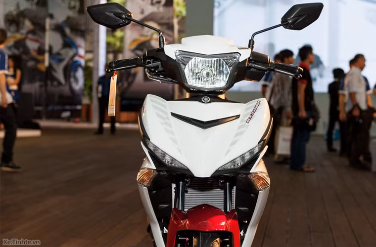 Phần mặt nạ trước của Exciter 150 được làm góc cạnh hơn và điểm nhấn chính là cặp đèn định vị LED với 4 bóng mỗi bên. Đèn được thiết kế kéo dài và xếch lên trên, đẹp lung linh khi chạy ban đêm