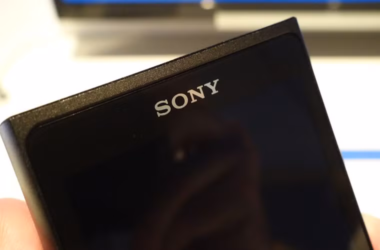 Viền máy cứng cáp với logo Sony sắc nét